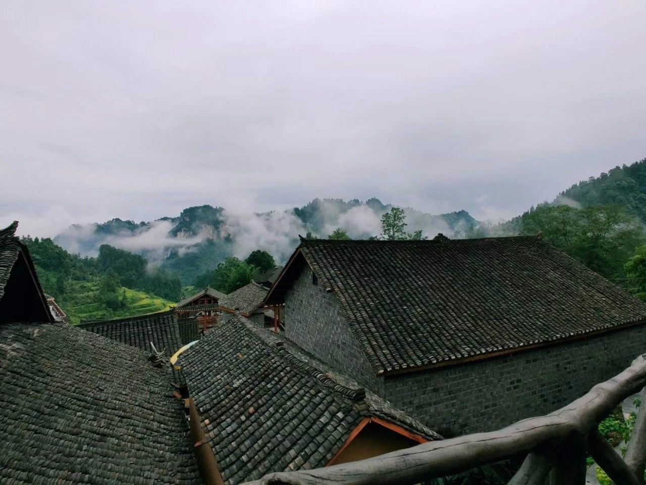 愛(ài)心山(shān)泉水(shuǐ)源地(dì)丨雲端上(shàng)的(de)苗寨——十八洞村(cūn)