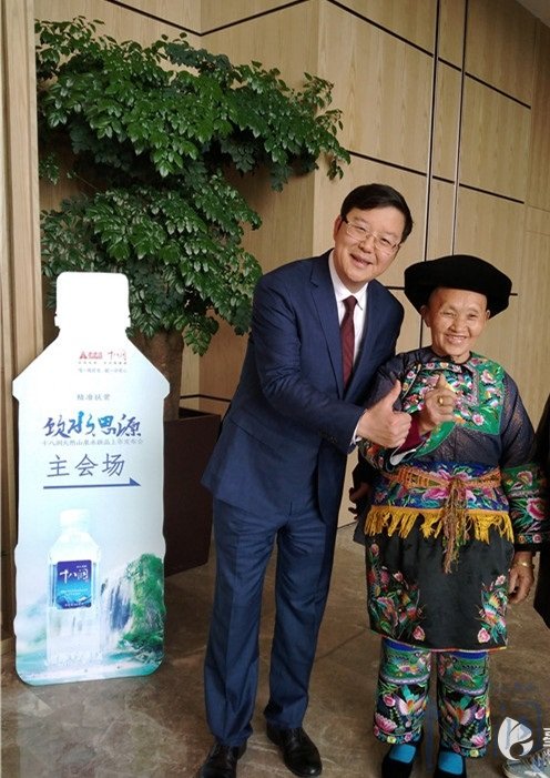 陳志(zhì)強總裁與十八洞村(cūn)的(de)網紅(hóng)“石大(dà)姐(jiě)”合影(yǐng)