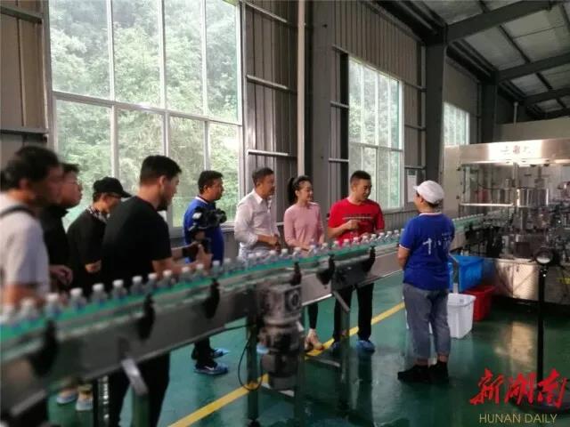 央視(shì)“心連心”節目采訪十八洞水(shuǐ)廠(chǎng)